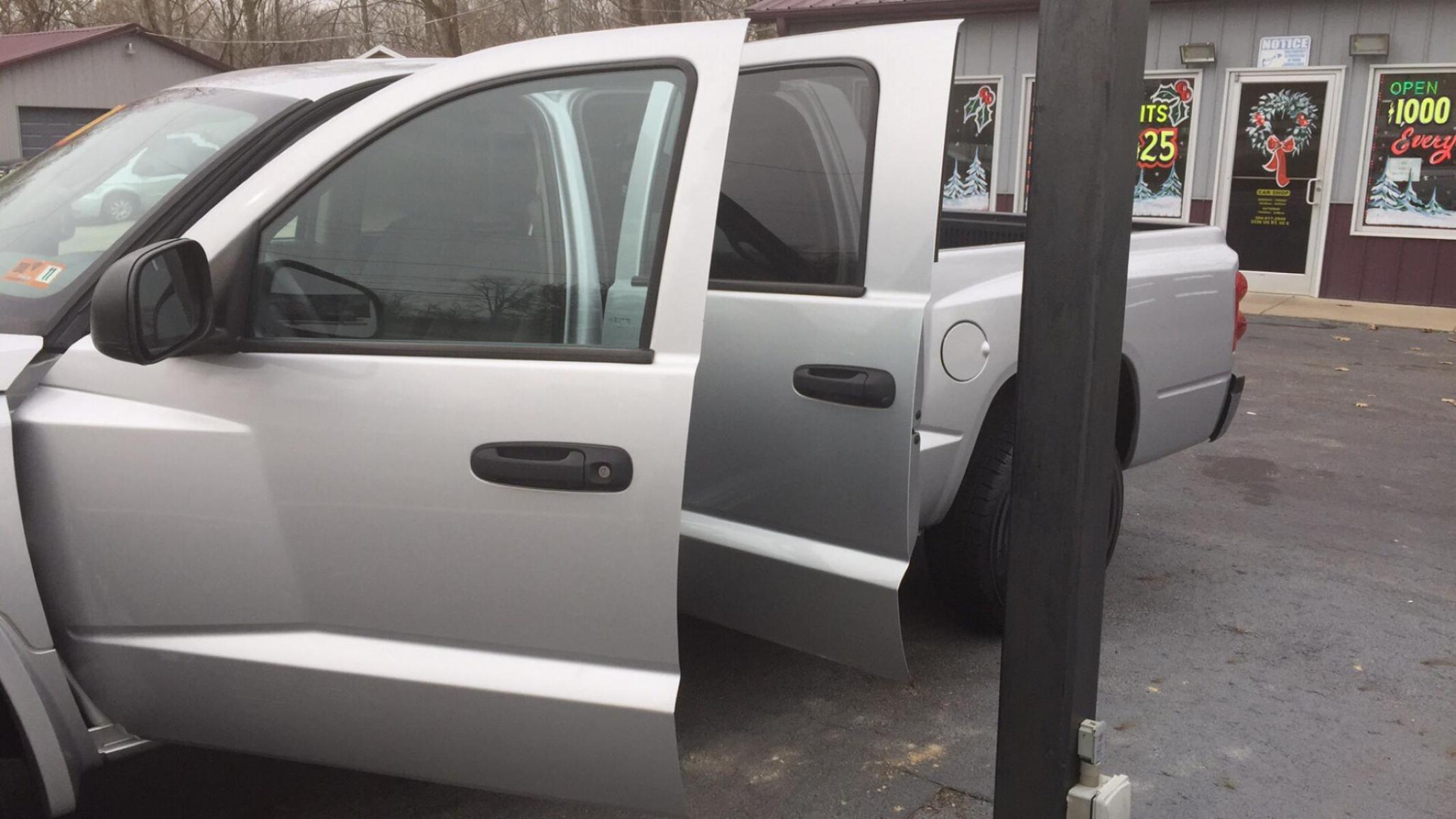 2006 SILVER DODGE DAKOTA QUAD SLT (1D7HW48K66S) with an 3.7L engine, Automatic transmission, located at 3338 US Rt. 60 East, Huntington, WV, 25705, (304) 733-9888, 38.411072, -82.379471 - Photo #7