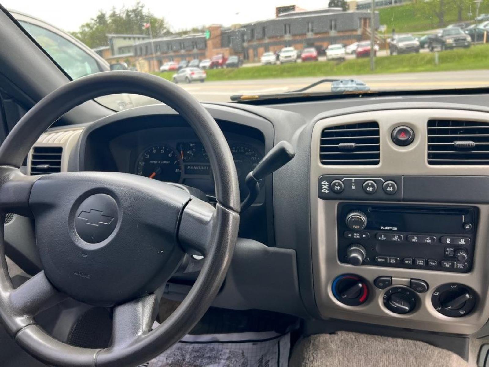 2005 BLUE CHEVROLET COLORADO Z71 (1GCDT136258) with an 3.5L engine, 5-Speed Manual transmission, located at 3338 US Rt. 60 East, Huntington, WV, 25705, (304) 733-9888, 38.411072, -82.379471 - Photo #4