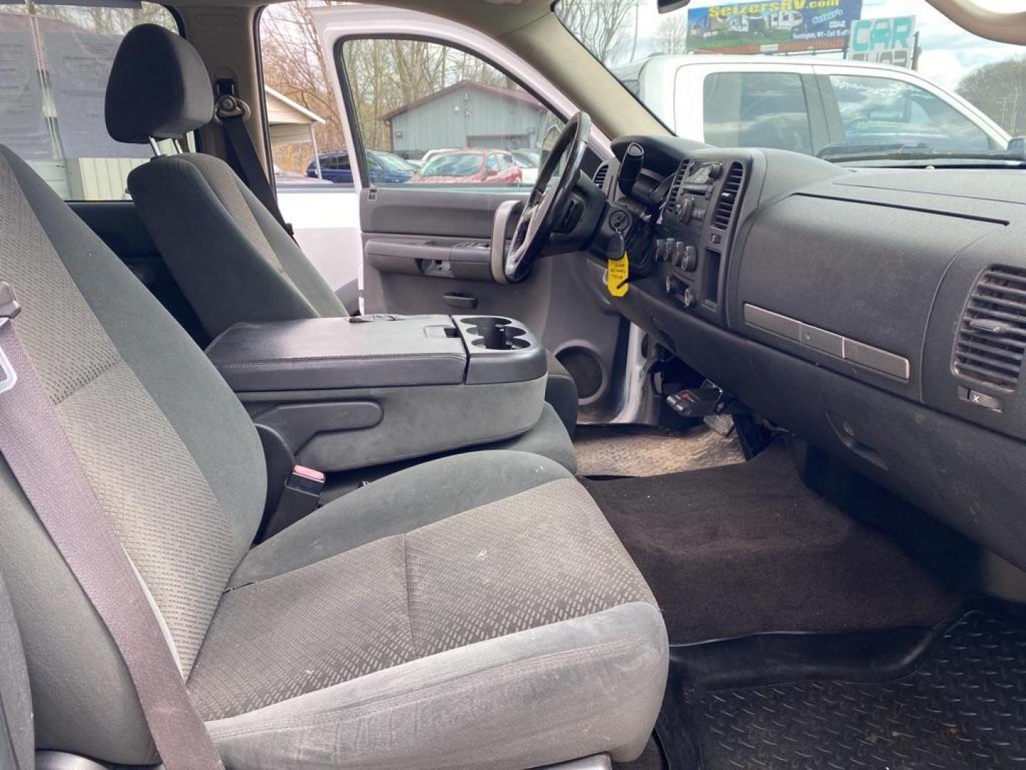 2007 WHITE CHEVROLET SILVERADO 2500 HEAVY DUTY (1GCHK23K07F) with an 6.0L engine, Automatic transmission, located at 3338 US Rt. 60 East, Huntington, WV, 25705, (304) 733-9888, 38.411072, -82.379471 - Photo#0