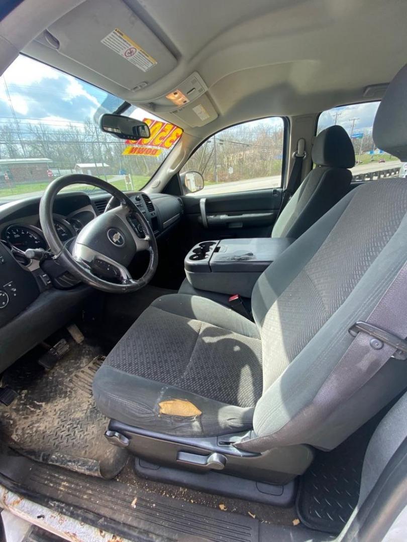 2007 WHITE CHEVROLET SILVERADO 2500 HEAVY DUTY (1GCHK23K07F) with an 6.0L engine, Automatic transmission, located at 3338 US Rt. 60 East, Huntington, WV, 25705, (304) 733-9888, 38.411072, -82.379471 - Photo#1