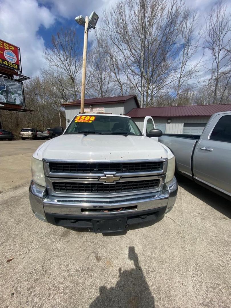 2007 WHITE CHEVROLET SILVERADO 2500 HEAVY DUTY (1GCHK23K07F) with an 6.0L engine, Automatic transmission, located at 3338 US Rt. 60 East, Huntington, WV, 25705, (304) 733-9888, 38.411072, -82.379471 - Photo#3