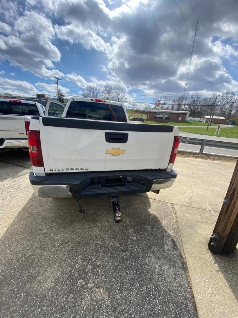 2007 WHITE CHEVROLET SILVERADO 2500 HEAVY DUTY (1GCHK23K07F) with an 6.0L engine, Automatic transmission, located at 3338 US Rt. 60 East, Huntington, WV, 25705, (304) 733-9888, 38.411072, -82.379471 - Photo#4