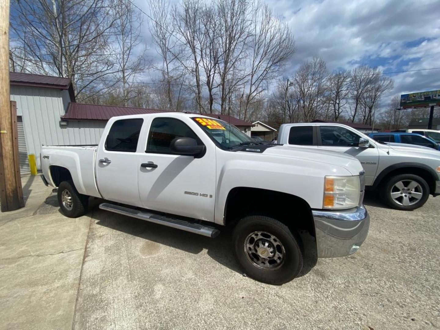 2007 WHITE CHEVROLET SILVERADO 2500 HEAVY DUTY (1GCHK23K07F) with an 6.0L engine, Automatic transmission, located at 3338 US Rt. 60 East, Huntington, WV, 25705, (304) 733-9888, 38.411072, -82.379471 - Photo#5