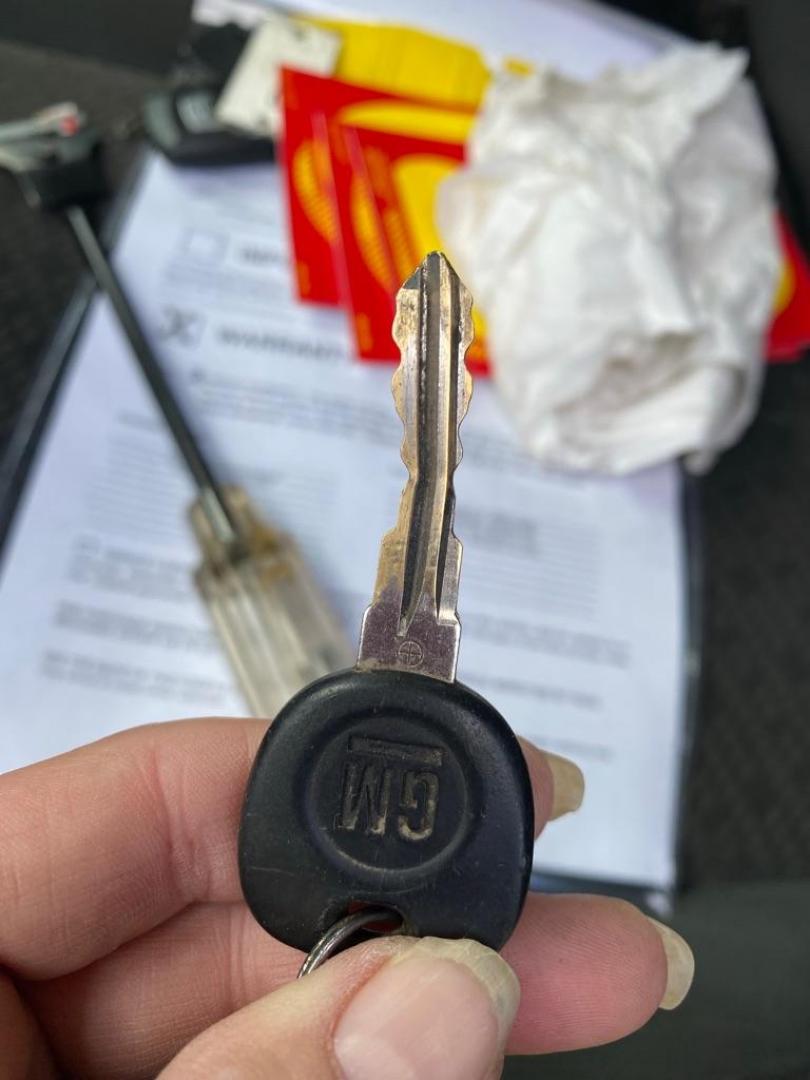 2007 WHITE CHEVROLET SILVERADO 2500 HEAVY DUTY (1GCHK23K07F) with an 6.0L engine, Automatic transmission, located at 3338 US Rt. 60 East, Huntington, WV, 25705, (304) 733-9888, 38.411072, -82.379471 - Photo#8