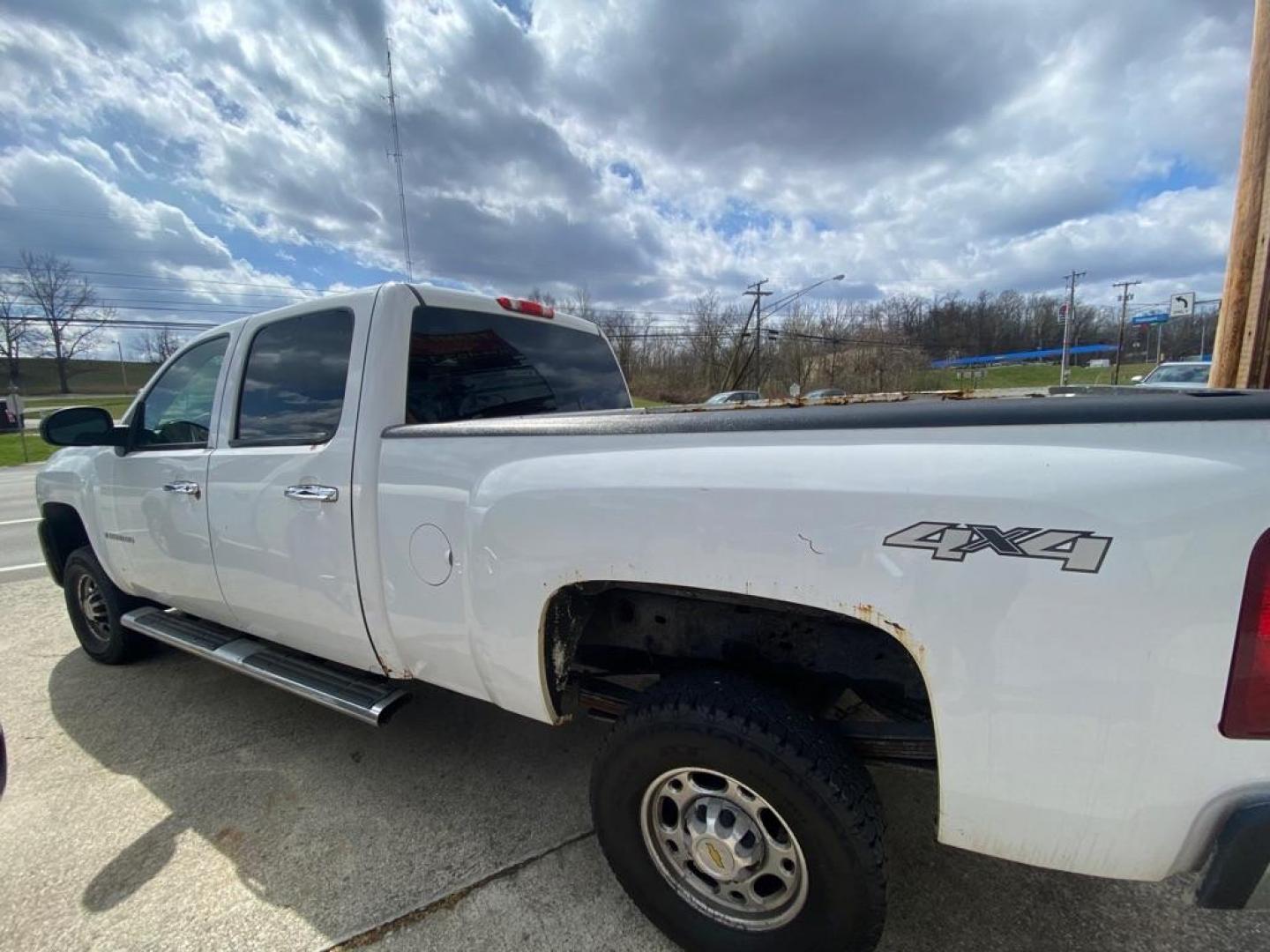 2007 WHITE CHEVROLET SILVERADO 2500 HEAVY DUTY (1GCHK23K07F) with an 6.0L engine, Automatic transmission, located at 3338 US Rt. 60 East, Huntington, WV, 25705, (304) 733-9888, 38.411072, -82.379471 - Photo#11