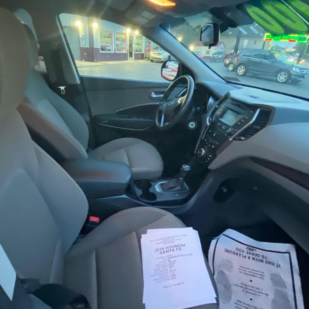 2016 GRAY HYUNDAI SANTA FE SE (KM8SMDHF4GU) with an 3.3L engine, Automatic transmission, located at 3338 US Rt. 60 East, Huntington, WV, 25705, (304) 733-9888, 38.411072, -82.379471 - Photo#10