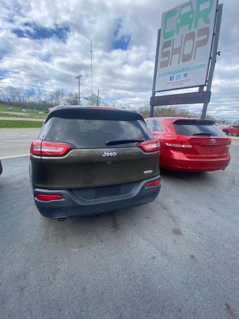 2015 GREEN JEEP CHEROKEE LATITUDE (1C4PJLCB6FW) with an 2.4L engine, Automatic transmission, located at 3338 US Rt. 60 East, Huntington, WV, 25705, (304) 733-9888, 38.411072, -82.379471 - Photo#2