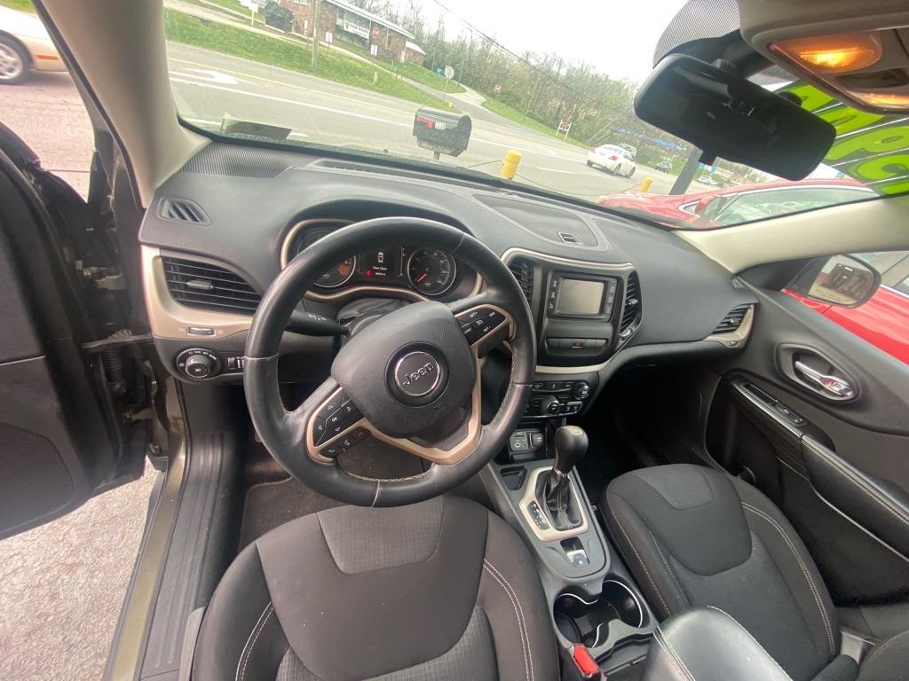 photo of 2015 JEEP CHEROKEE 4DR