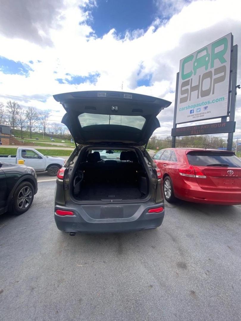 2015 GREEN JEEP CHEROKEE LATITUDE (1C4PJLCB6FW) with an 2.4L engine, Automatic transmission, located at 3338 US Rt. 60 East, Huntington, WV, 25705, (304) 733-9888, 38.411072, -82.379471 - Photo#4