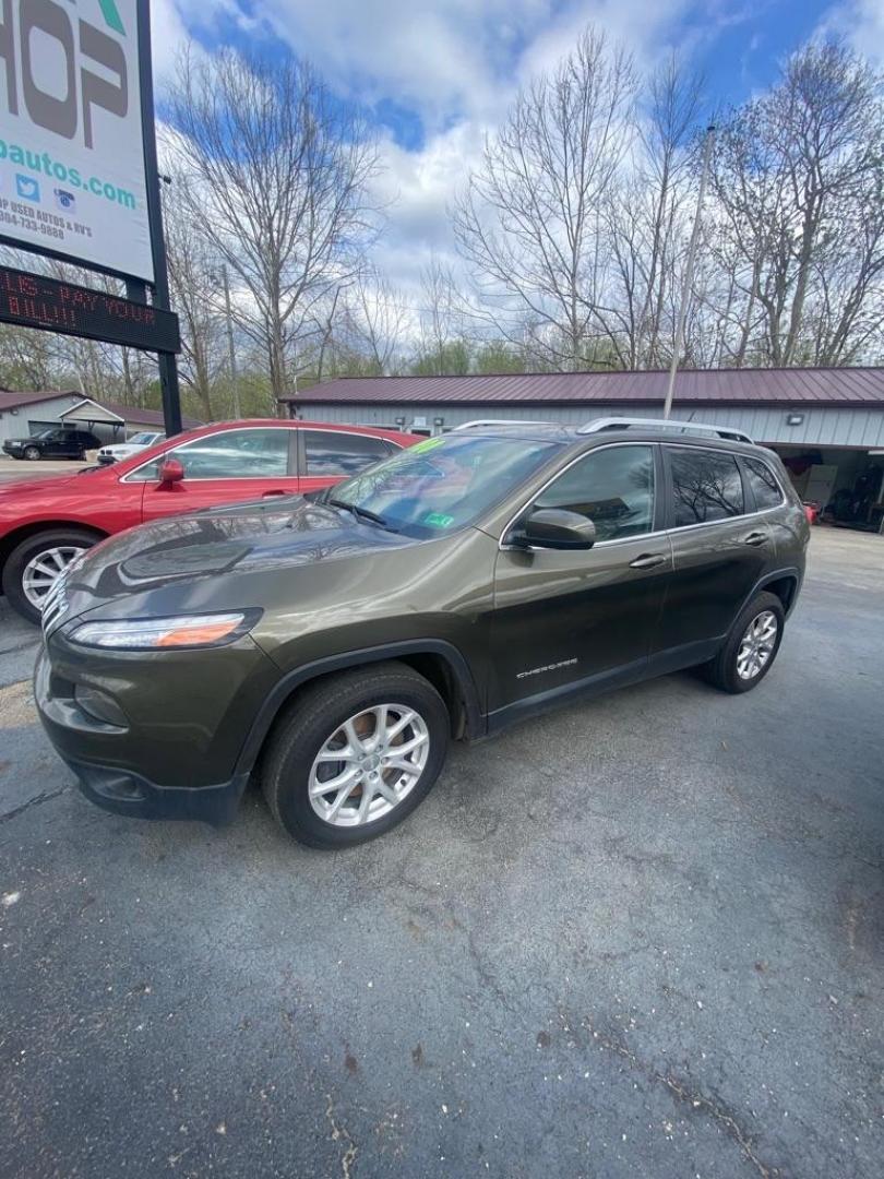 2015 GREEN JEEP CHEROKEE LATITUDE (1C4PJLCB6FW) with an 2.4L engine, Automatic transmission, located at 3338 US Rt. 60 East, Huntington, WV, 25705, (304) 733-9888, 38.411072, -82.379471 - Photo#6