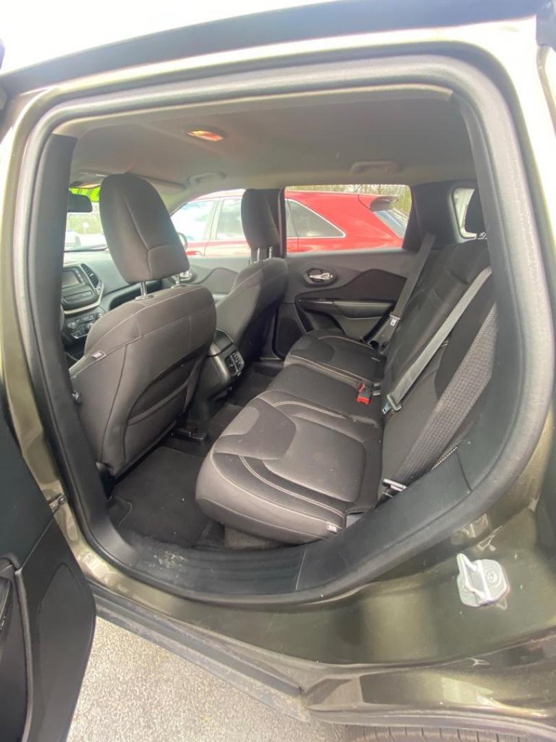 2015 GREEN JEEP CHEROKEE LATITUDE (1C4PJLCB6FW) with an 2.4L engine, Automatic transmission, located at 3338 US Rt. 60 East, Huntington, WV, 25705, (304) 733-9888, 38.411072, -82.379471 - Photo#8