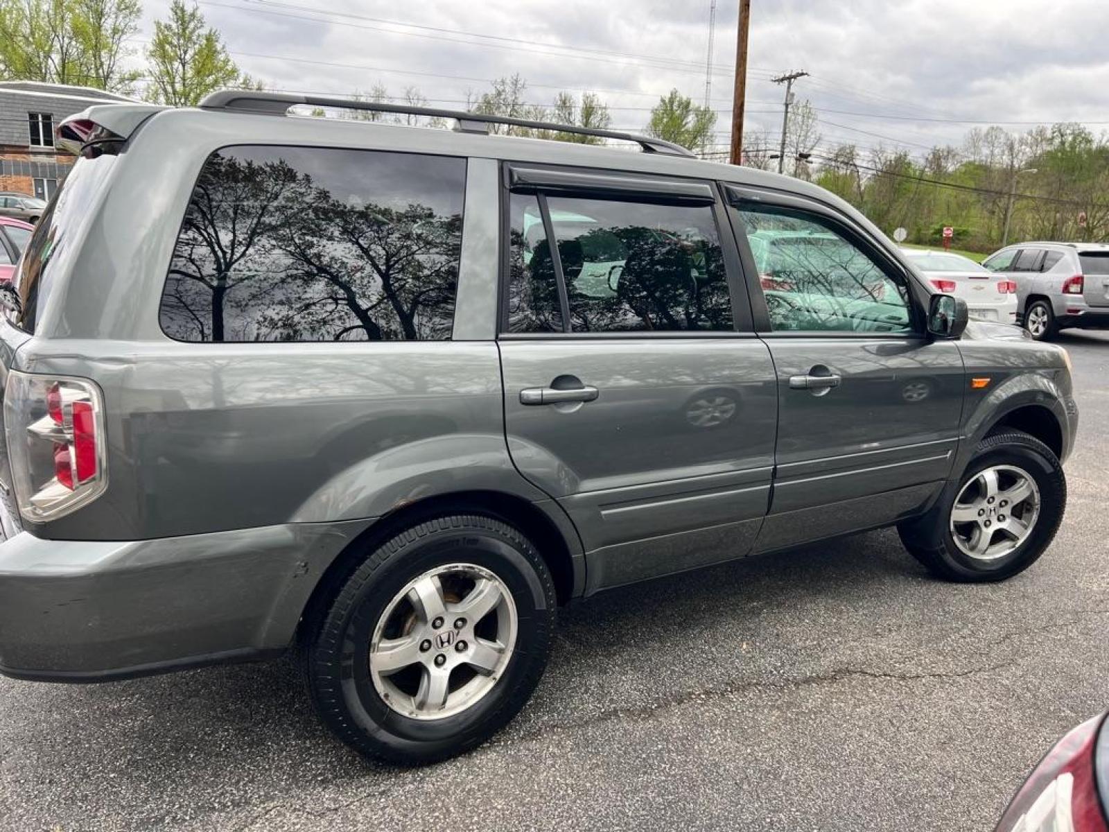 2007 GRAY HONDA PILOT EXL (5FNYF18747B) with an 3.5L engine, Automatic transmission, located at 3338 US Rt. 60 East, Huntington, WV, 25705, (304) 733-9888, 38.411072, -82.379471 - Photo #0