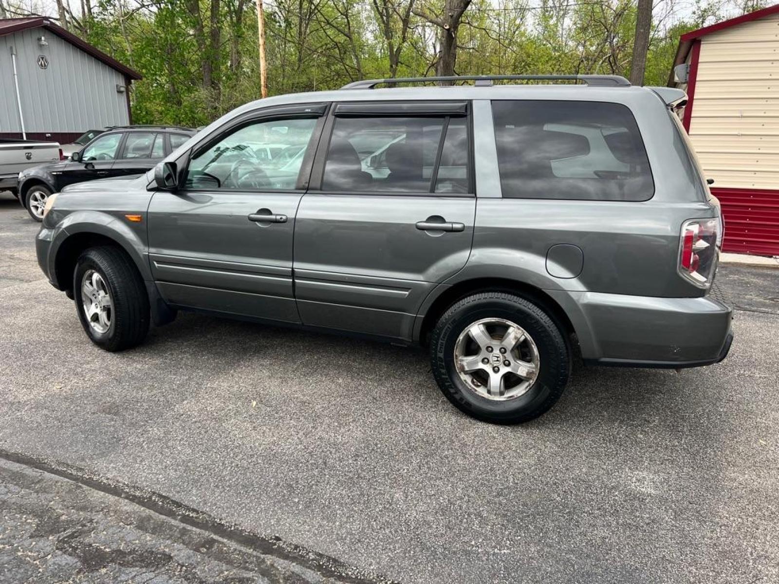 2007 GRAY HONDA PILOT EXL (5FNYF18747B) with an 3.5L engine, Automatic transmission, located at 3338 US Rt. 60 East, Huntington, WV, 25705, (304) 733-9888, 38.411072, -82.379471 - Photo #1