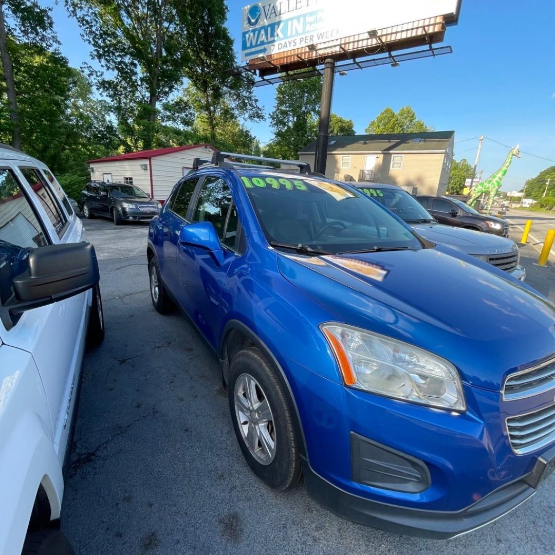 2015 BLUE CHEVROLET TRAX 1LT (KL7CJRSB5FB) with an 1.4L engine, Automatic transmission, located at 3338 US Rt. 60 East, Huntington, WV, 25705, (304) 733-9888, 38.411072, -82.379471- Photo#5