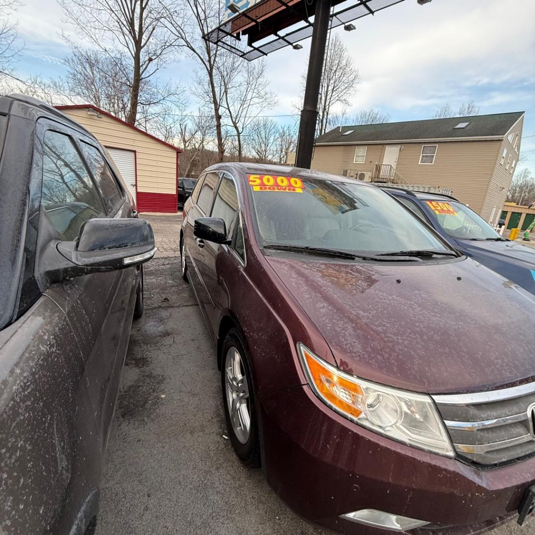 2013 BURGAN HONDA ODYSSEY TOURING (5FNRL5H9XDB) with an 3.5L engine, Automatic transmission, located at 3338 US Rt. 60 East, Huntington, WV, 25705, (304) 733-9888, 38.411072, -82.379471- Photo#1