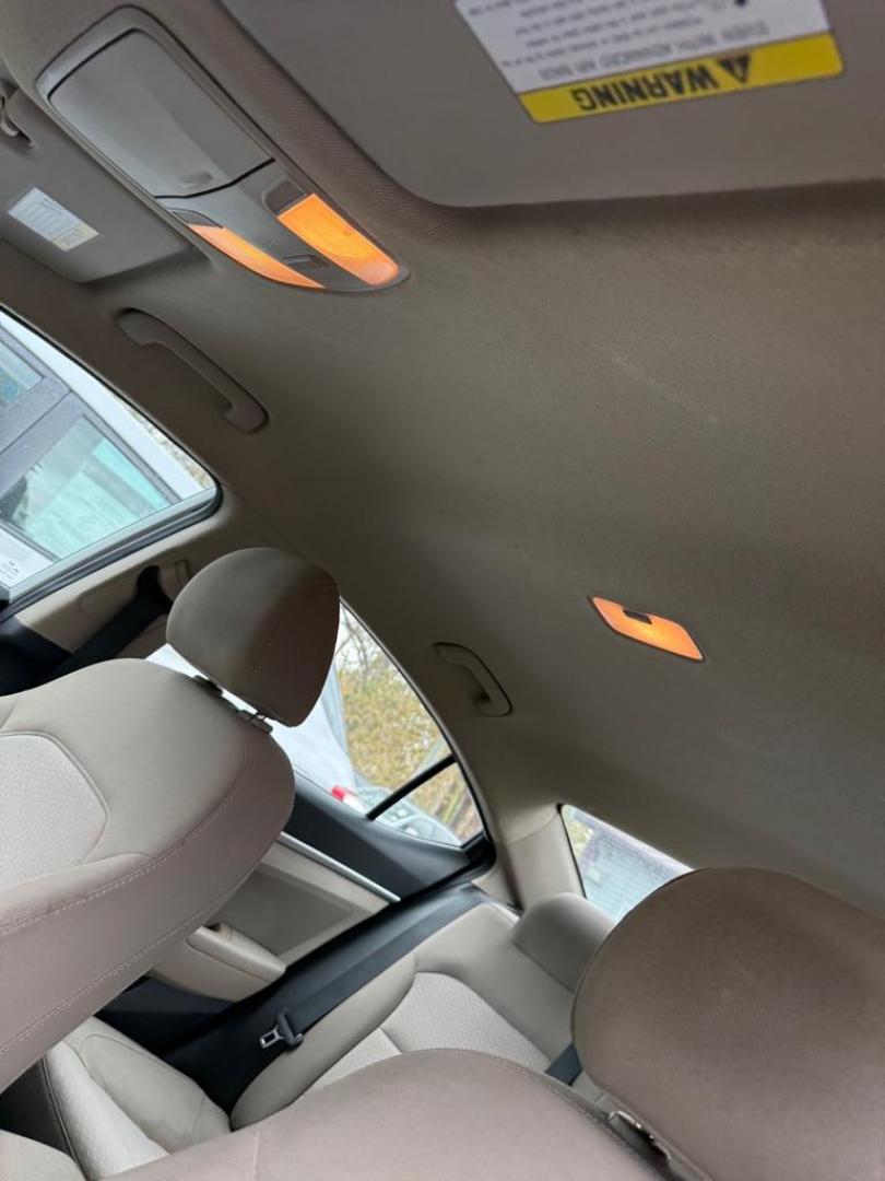 2019 WHITE HYUNDAI ELANTRA SEL (5NPD84LFXKH) with an 2.0L engine, Automatic transmission, located at 3338 US Rt. 60 East, Huntington, WV, 25705, (304) 733-9888, 38.411072, -82.379471 - Photo#6